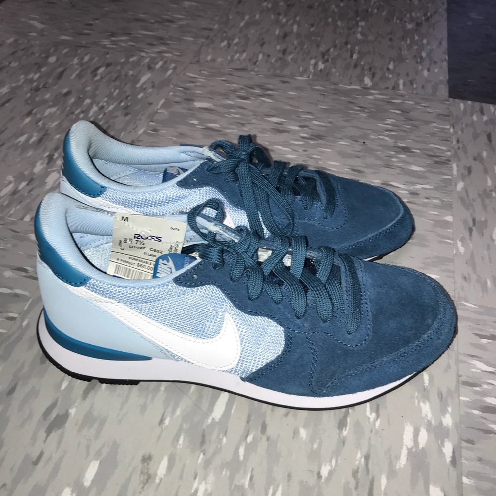 NIKE TENNIS SHOES